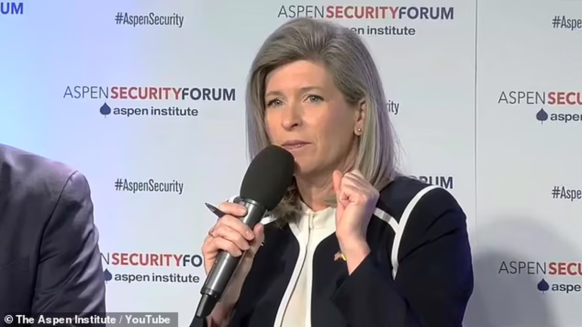 La senadora Joni Ernst explicó que las armas podrían apuntar hacía sembrados o animales.