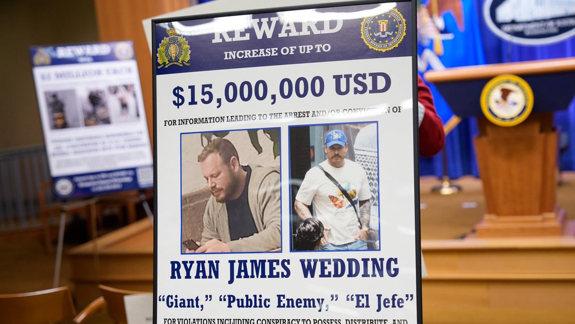 Cartel del FBI que informa de la recompensa para el que facilite información que lleve al arresto de Ryan James Wedding. Cartel del FBI que informa de la recompensa para el que facilite información que lleve al arresto de Ryan James Wedding.