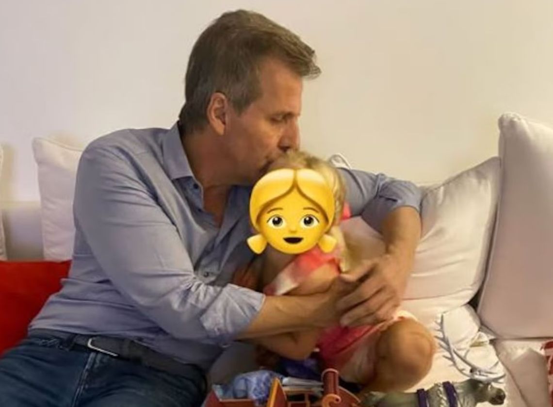 Martín Redrado expresándole su afecto a Matilda, cuando era pequeña. 