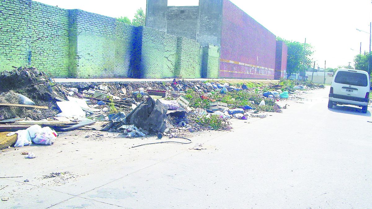 Malestar por los basurales alrededor del Cementerio de Lanús
