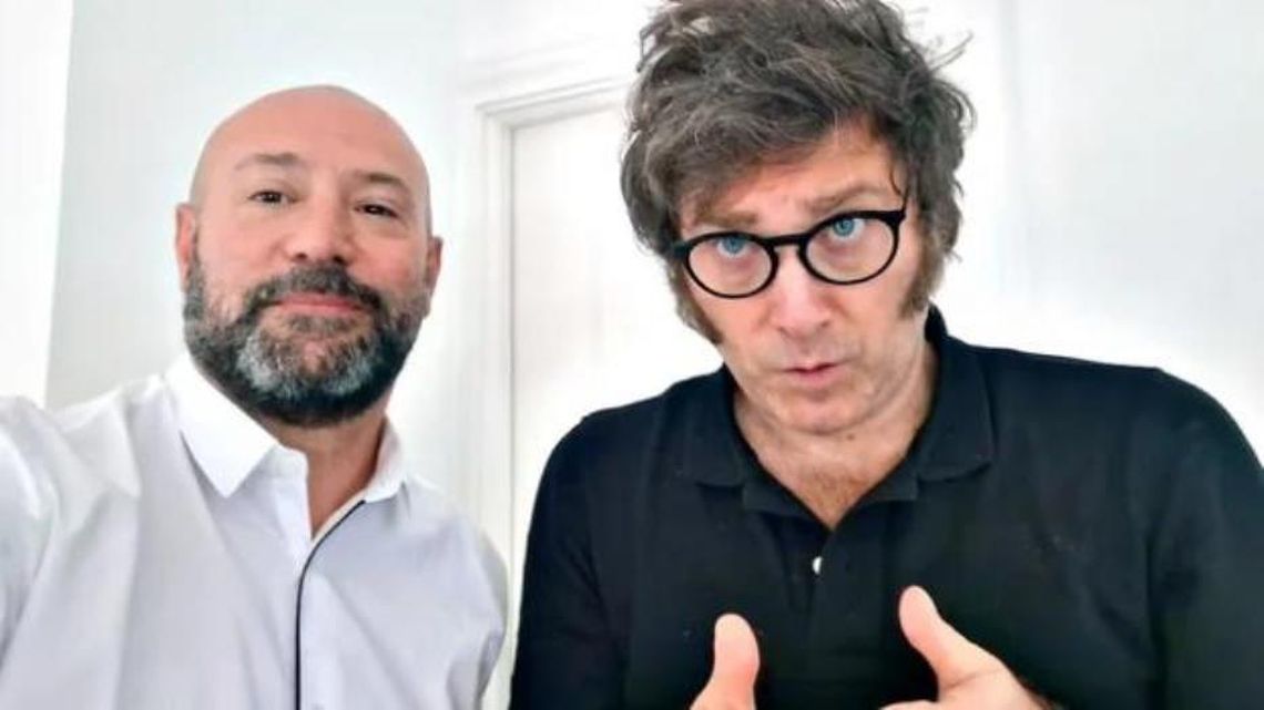 Diego Spagnuolo, acá junto a Milei en su típica pose haciendo 