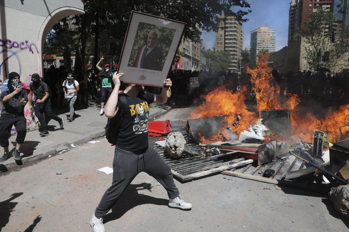 Chile: por quinto día consecutivo, miles de personas salen a protestar en Santiago