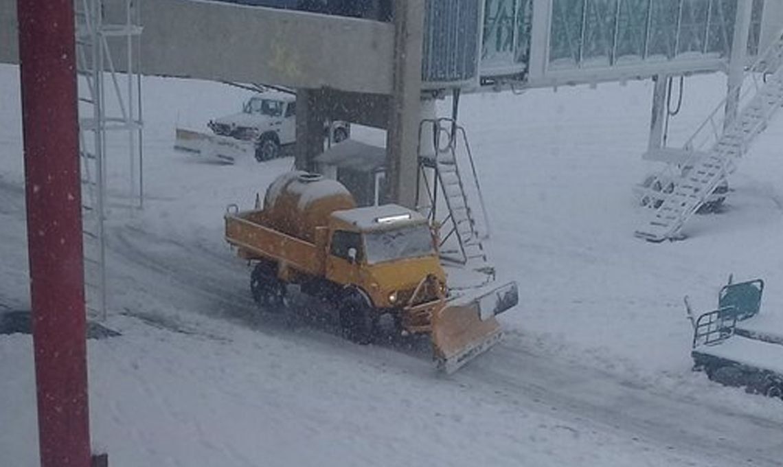 Alerta meteorológica: cerraron el aeropuerto de Bariloche por las nevadas intensas 
