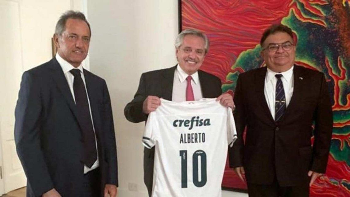 Alberto Fernández posa con la camiseta de Palmeiras