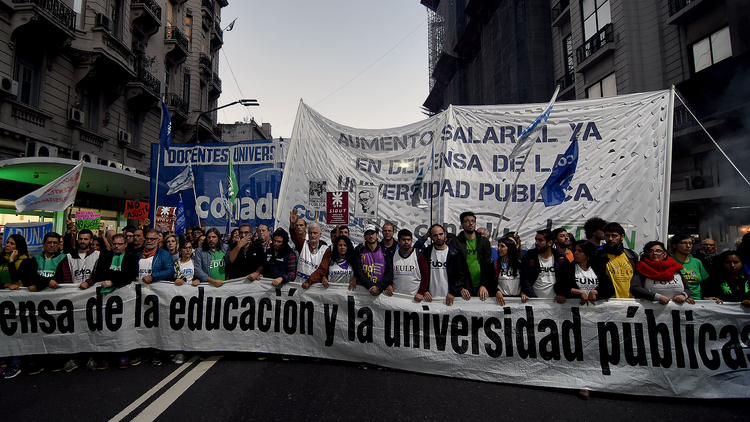 La marcha fue convocada de manera conjunta por el Frente Sindical de Universidades Nacionales que nuclea a los gremios docentes y no docentes.
