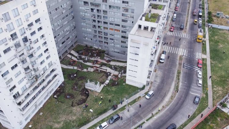 El acceso al edificio de Parque Patricios es restringido y los residentes son acompañados hasta la puerta de sus departamentos.