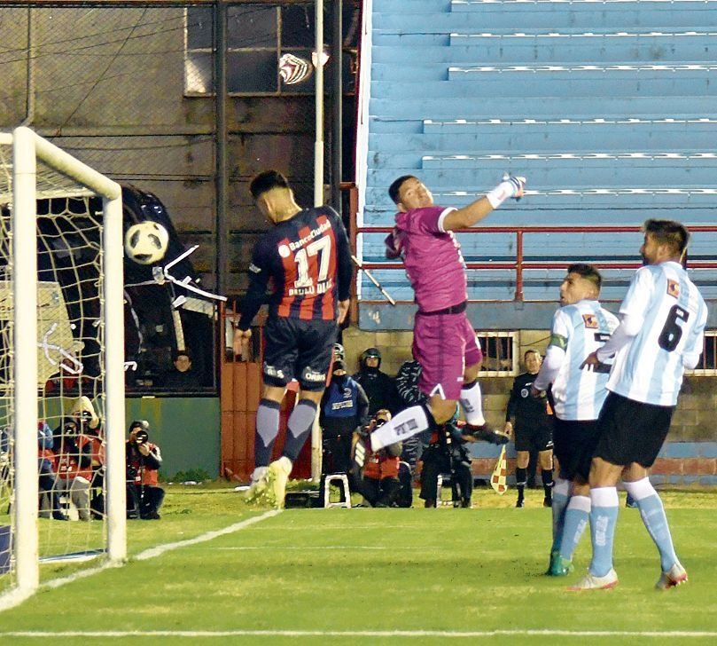 Paulo Díaz ganó en las alturas para poner el 1-0.