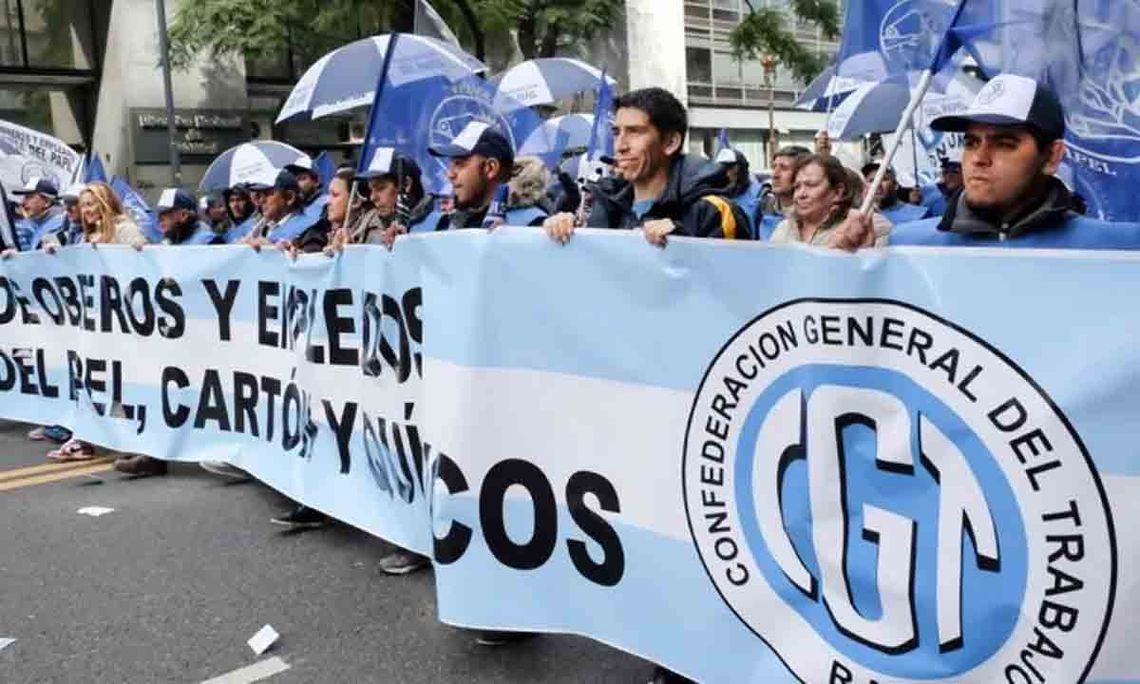 La CGT y otras organizaciones marchan al Congreso.
