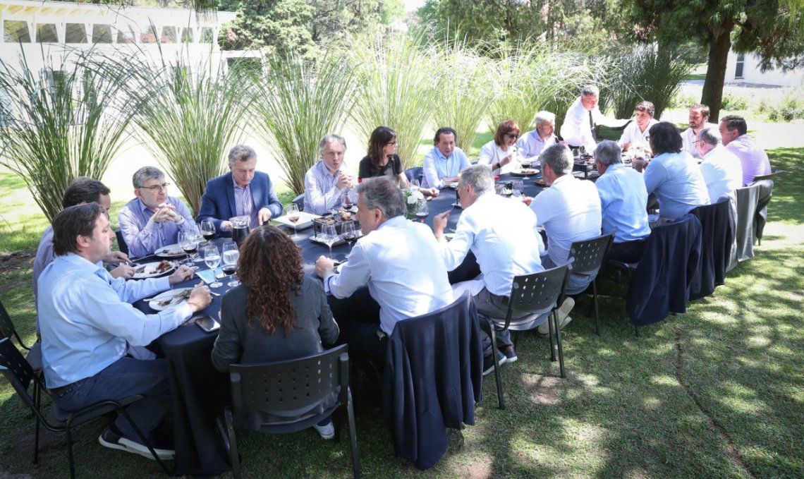 El Presidente compartió ayer un almuerzo con sus colaboradores en los jardines de Olivos.