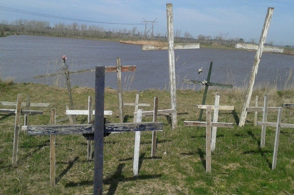 Las cruces de madera que recuerdan a todas las víctimas serán reemplazadas por otras de hierro.