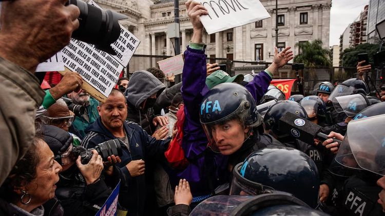 Represión en el Congreso. 