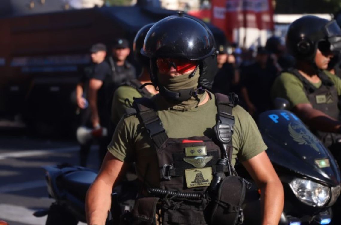 Se difundió en redes sociales la imagen de un gendarme que llevaba puesto un parche con la bandera de Gadsden