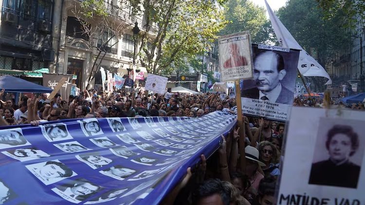 Bajo la consigna: “A 50 años del golpe genocida: El mismo plan, la misma lucha. Son 30.000”, una multitud marcha hacia Plaza de Mayo.