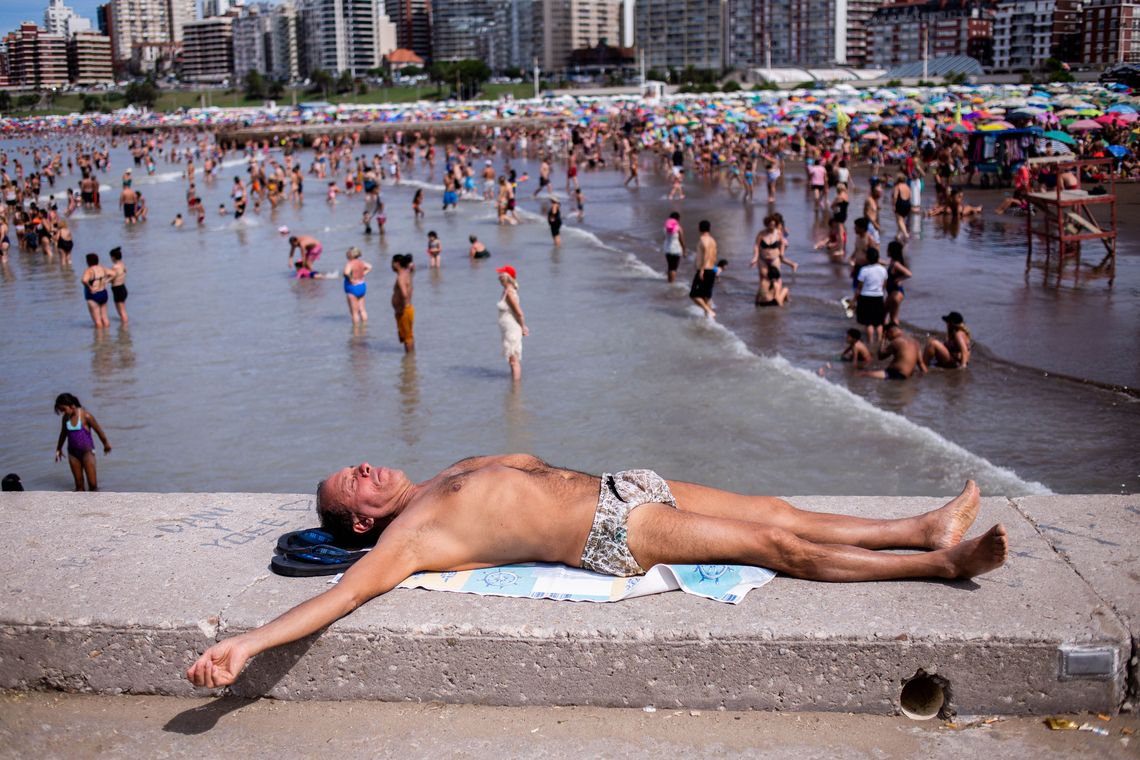 Mar del Plata tuvo una máxima de 28 grados y los turistas aprovecharon para disfrutar de sus playas