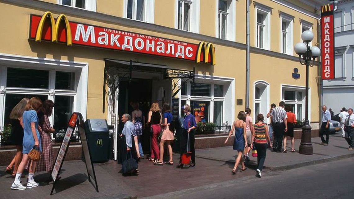 McDonald's cierra sus locales en Rusia por la invasión a Ucrania. 