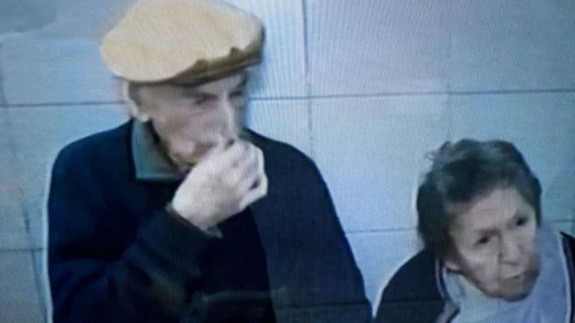 Rosario: dos abuelos de 90 años fueron abandonados por su hijo en un bar