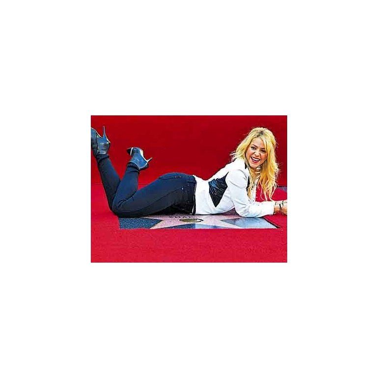 Así de feliz posó Shakira estrenando su estrella en el Paseo de la Fama.