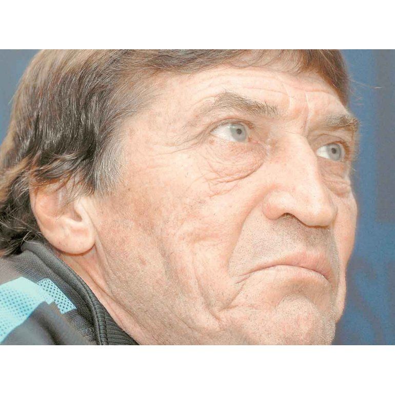 Falcioni mostró su asombro por la ausencia de Román