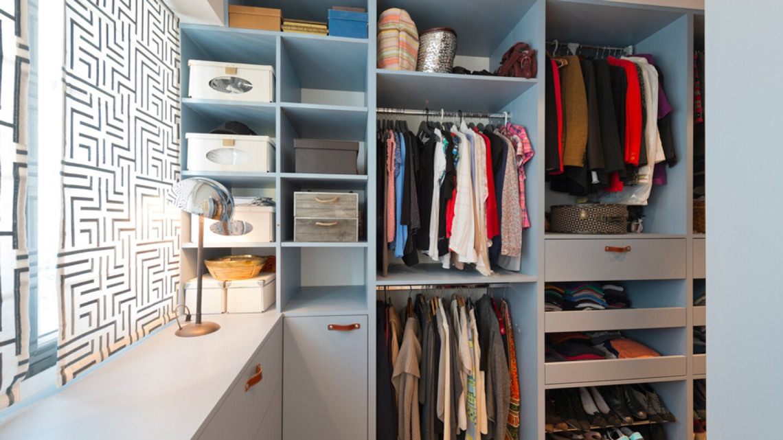 Optimizá el espacio para guardar tu vestuario con ideas prácticas