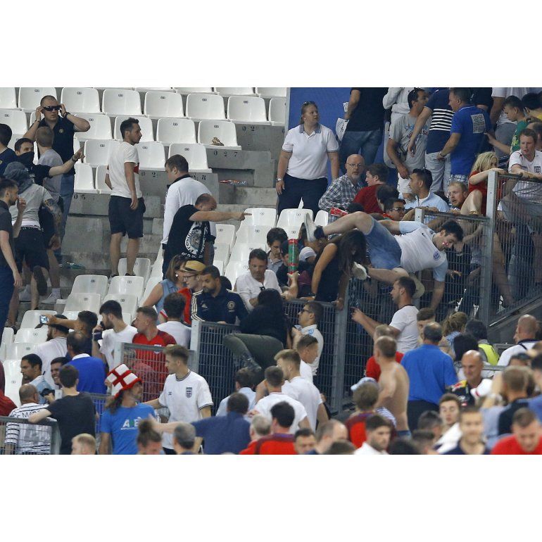 Gravísimos incidentes entre hinchas ingleses y rusos en la Eurocopa