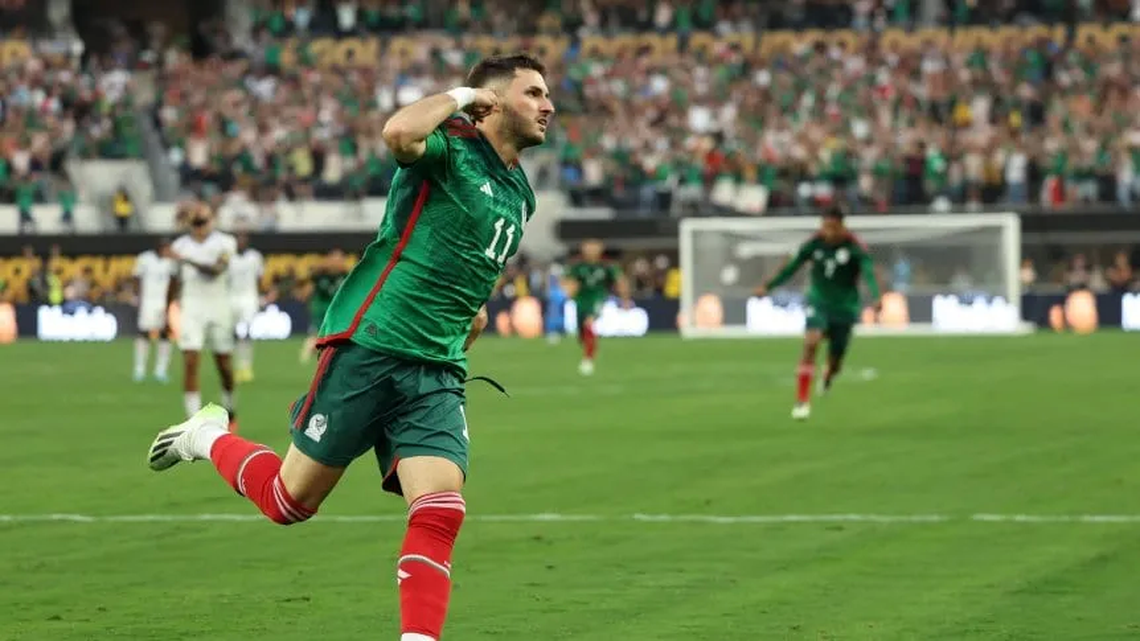 Santiago Giménez festeja su gol que le dio la Copa de Oro a México.