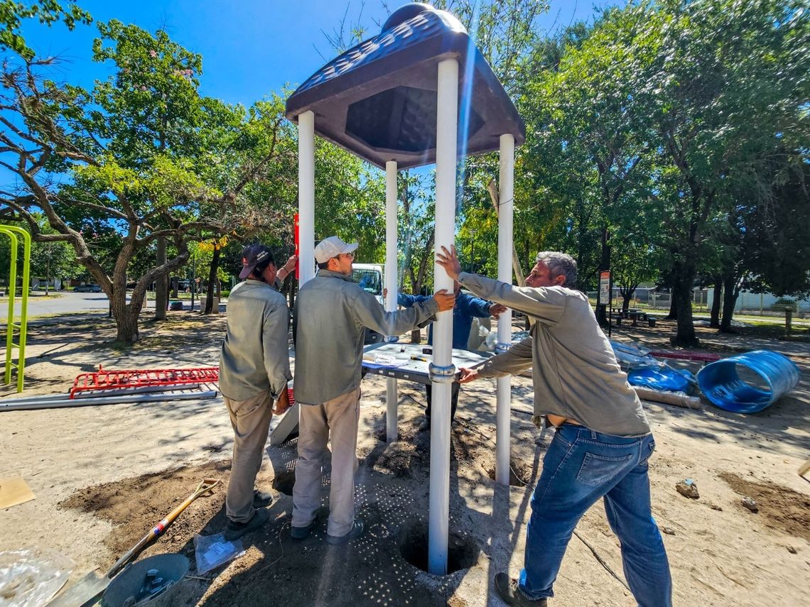 Renuevan los juegos infantiles en distintos barrios de Berazategui