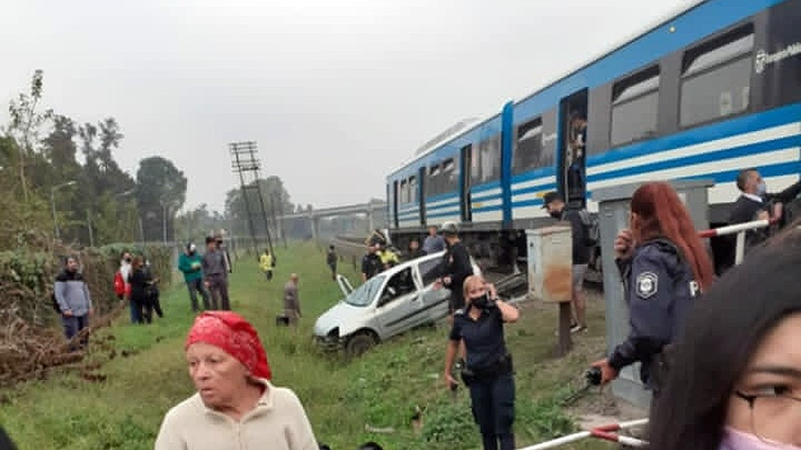 Un auto fue embestido por el tren en Merlo.