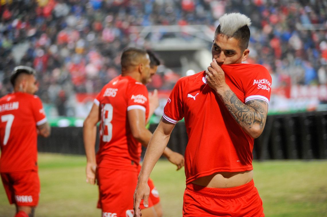 Leandro Fernández celebra el primer gol de Independiente