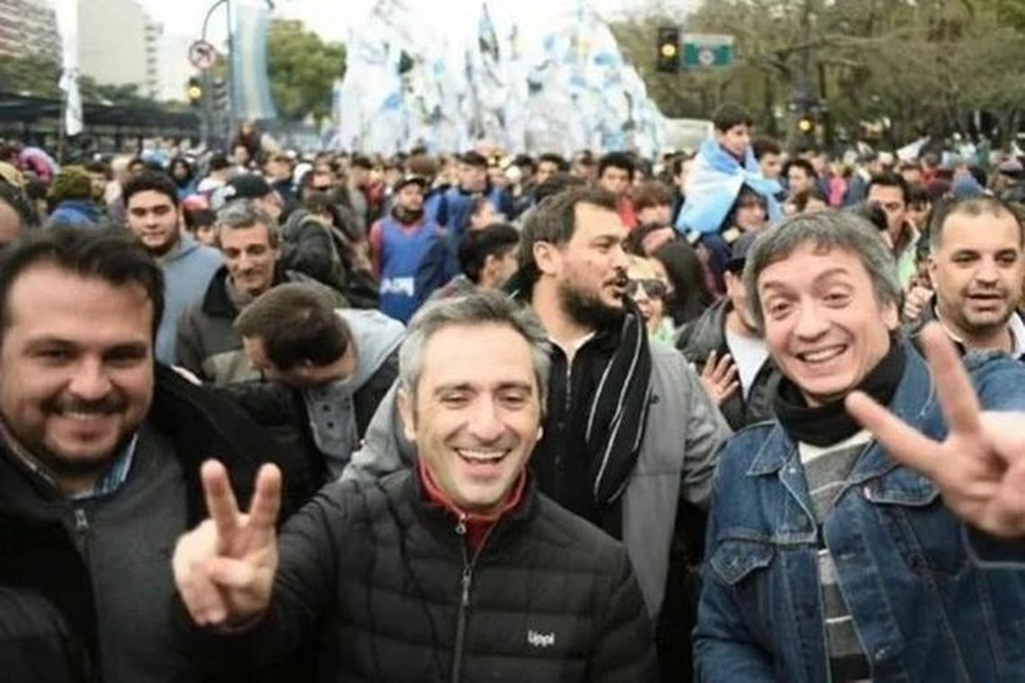 Andrés Larrque junto a Máximo Kirchner en una movilización de La Cámpora