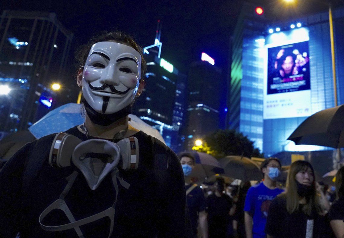 Una muchedumbre invadió las calles de Hong Kong protestando contra la medida.