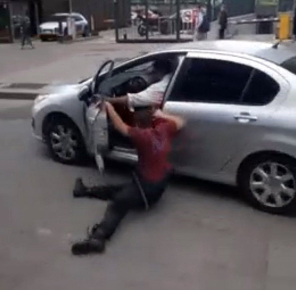 Retiro: un  automovilista se resistió a un control, arrastró a policía y escapó