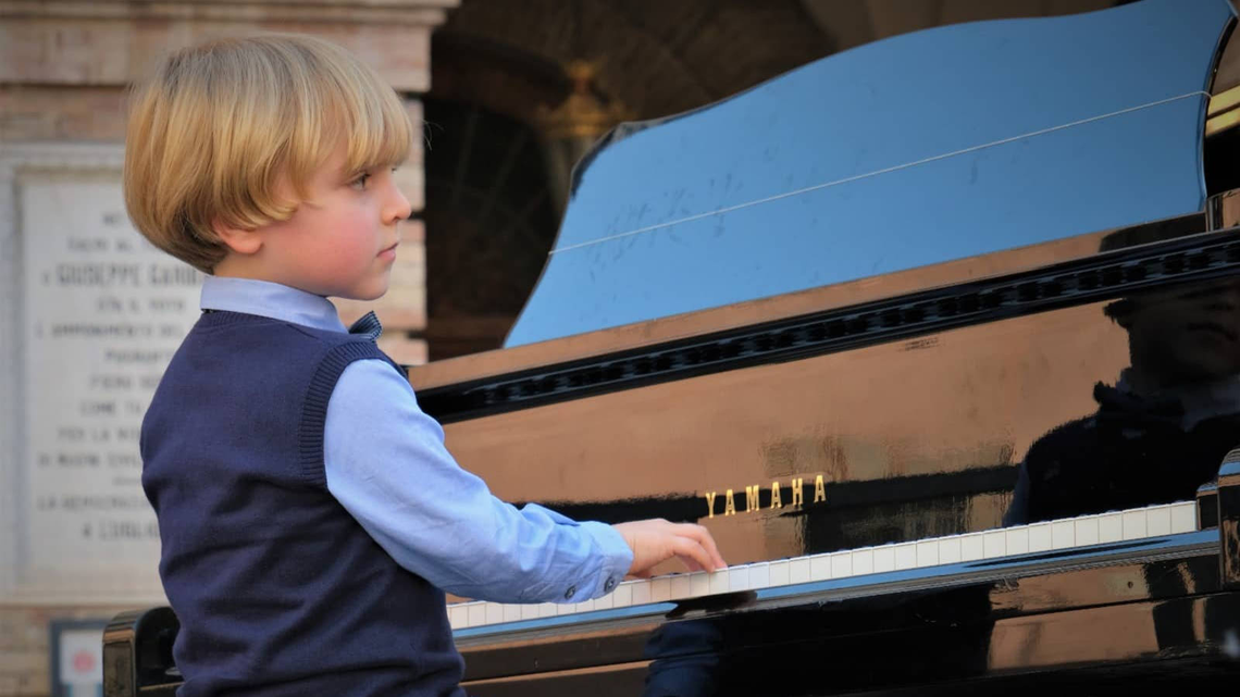 Prodigio de 5 años sorprende a todos con su increíble interpretación de Mozart