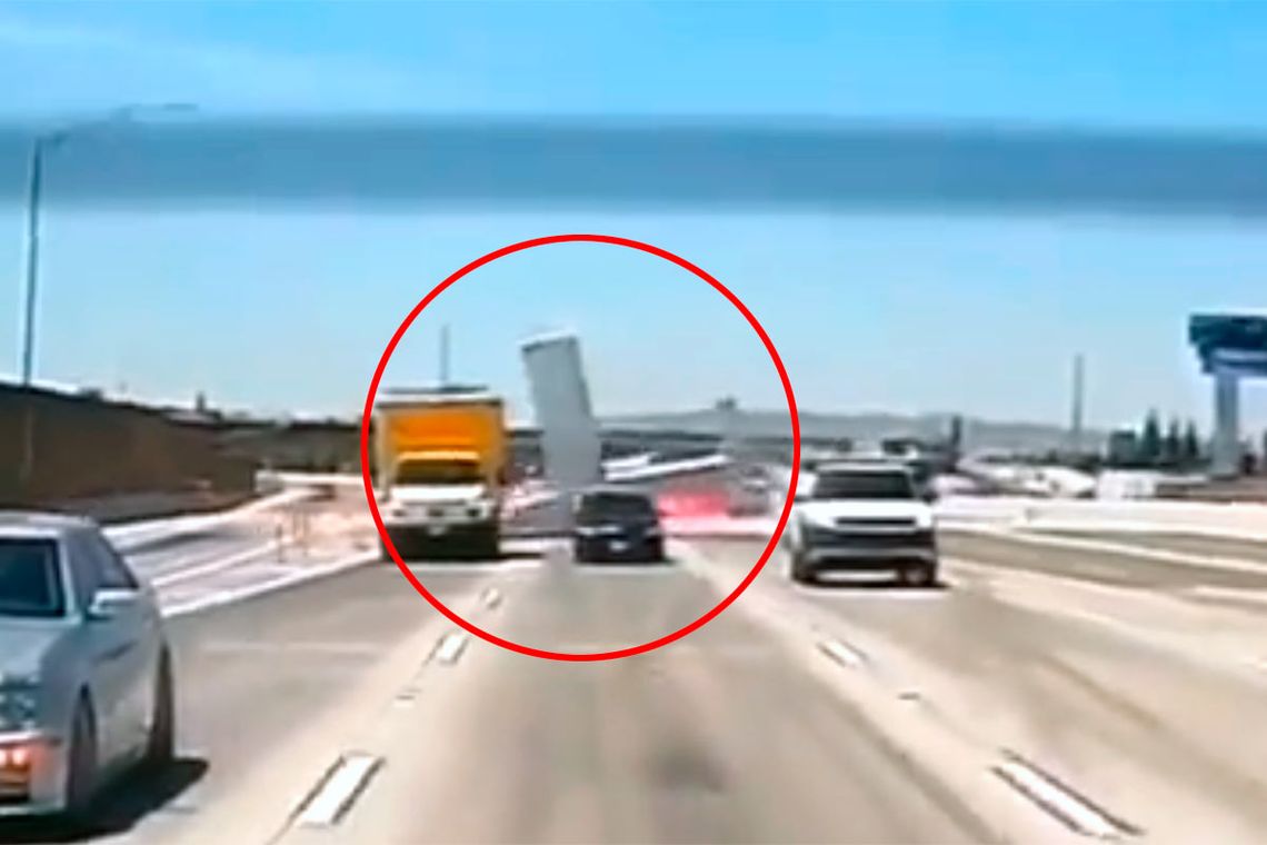 Video: una avioneta se estrelló e incendió en una autopista de California