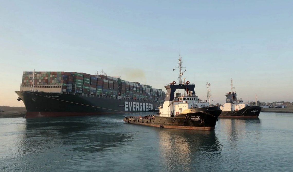 Canal de Suez: el buque no puede irse hasta terminar la investigación