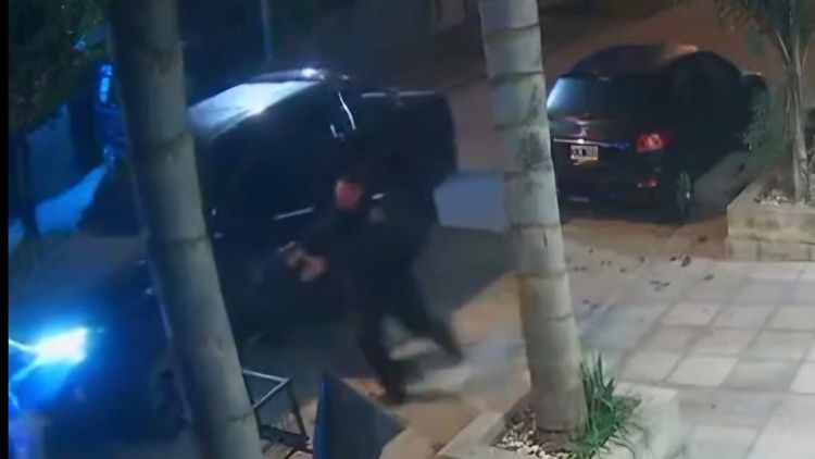 Un policía abatió a dos asaltantes frente a su familia en La Tablada.
