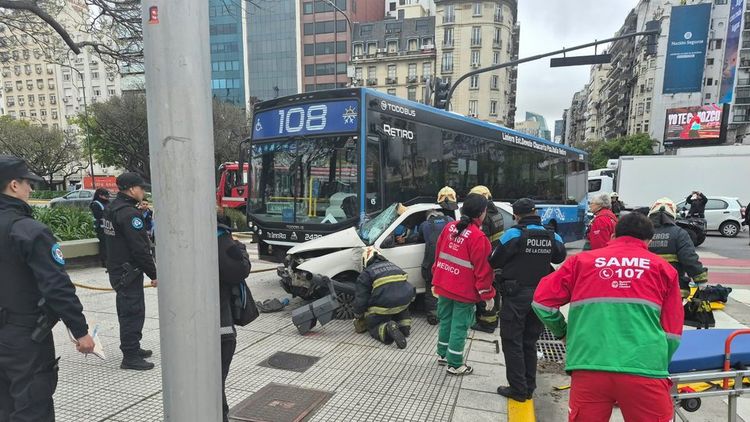 Dos heridos por el choque entre un auto y un colectivo en Recoleta.