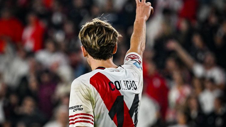 Facundo Colidio festeja su gol, el 2 a 1 ante Aldosivi en el Monumental.