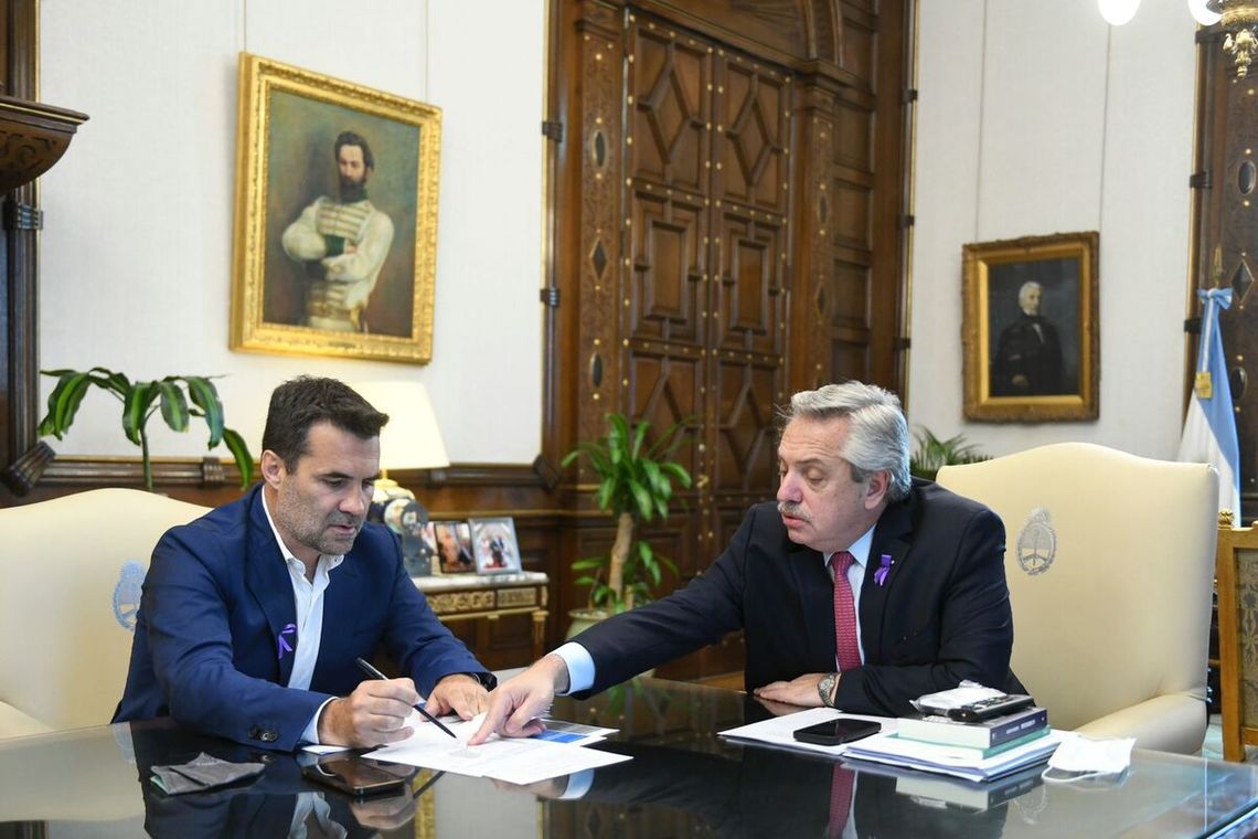El presidente Alberto Fernández y el secretario de Energía