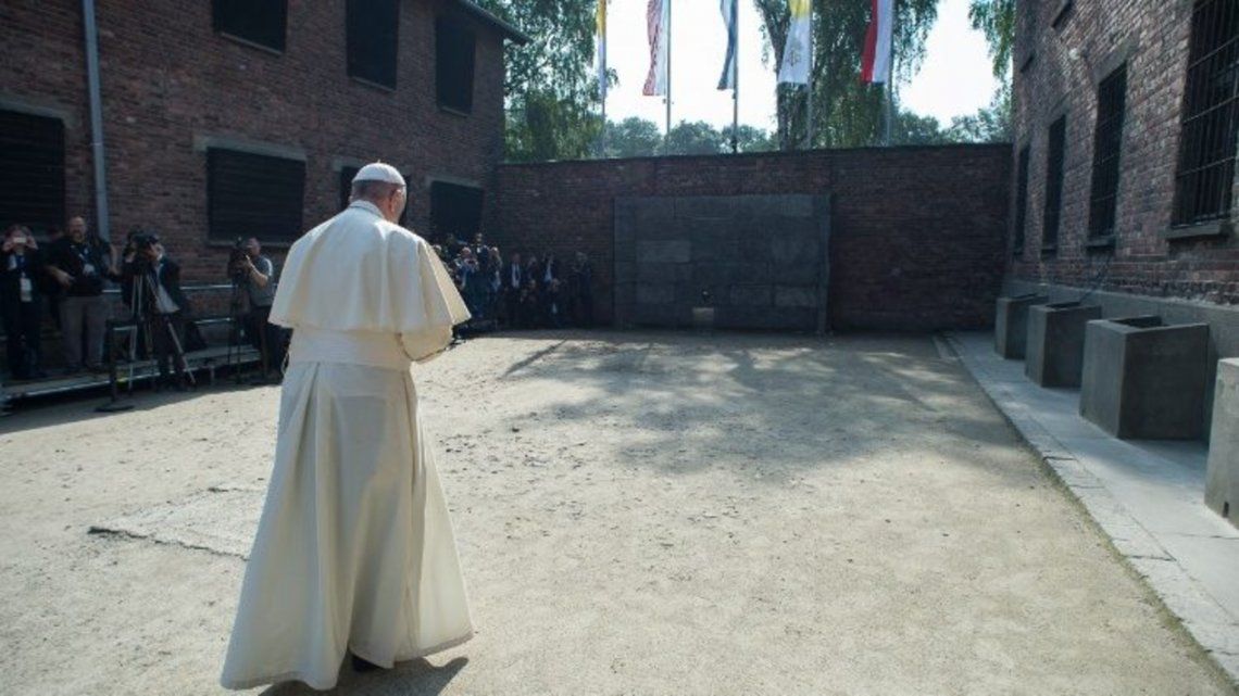 EL Papa Francisco en su visita al campo de concentración de Auschwitz