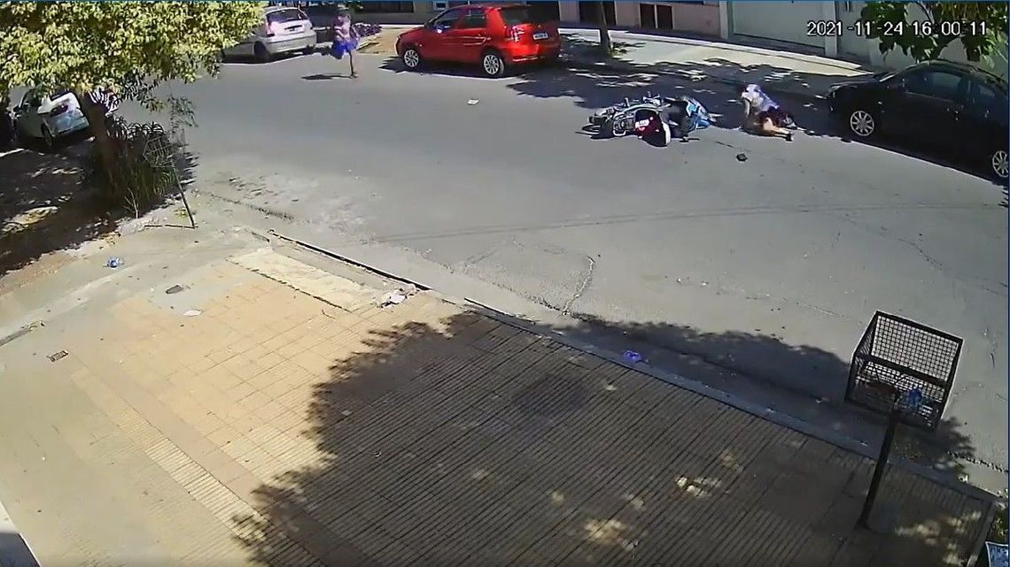El ladrón hizo caer a la víctima a la calle y luego le dio una patada voladora.