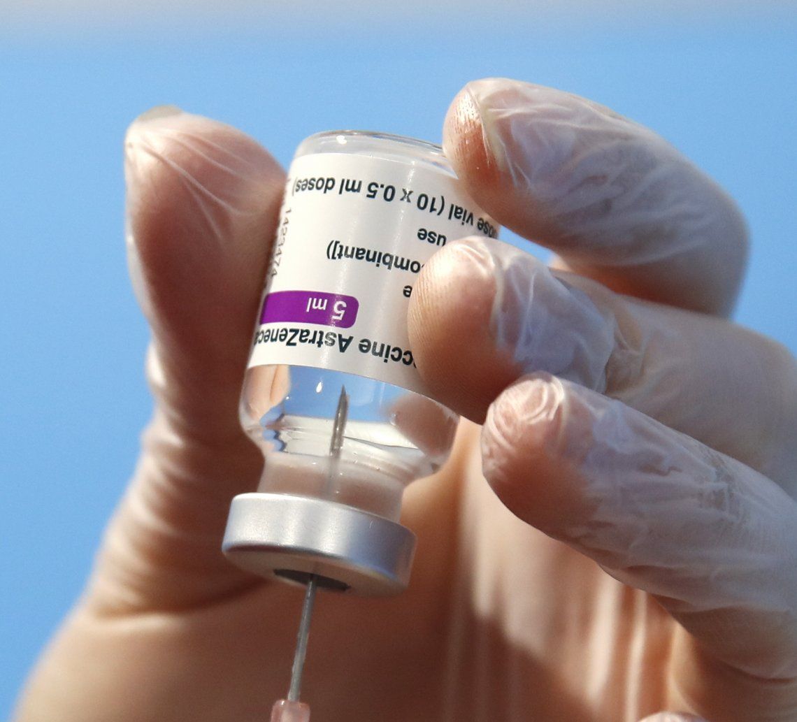 Pfizer dice que tres dosis de su vacuna es eficaz contra la variante Ómicron