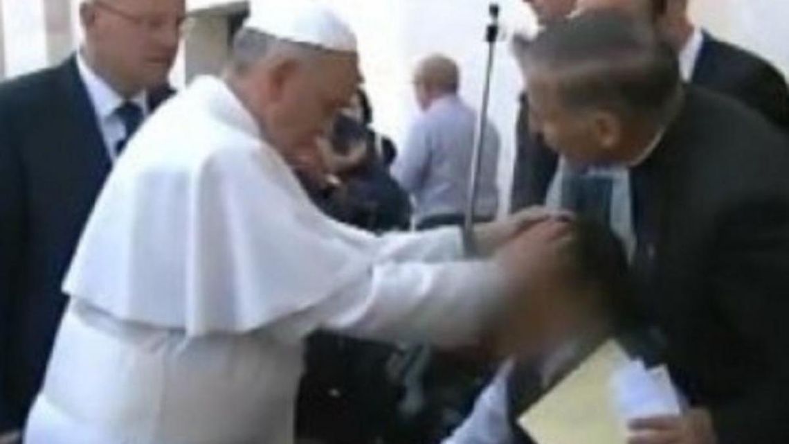 (El Vaticano - 2013) El Papa Francisco impone sus manos sobre un enfermo. No se trató de un exorcismo.