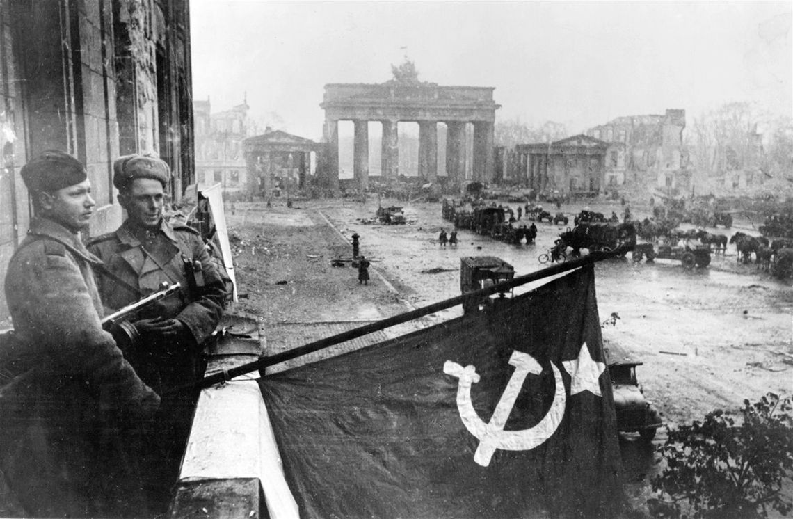 2(5/1945 - Los nazis se rinden ante el Ejército Rojo que iza su bandera en Berlín 