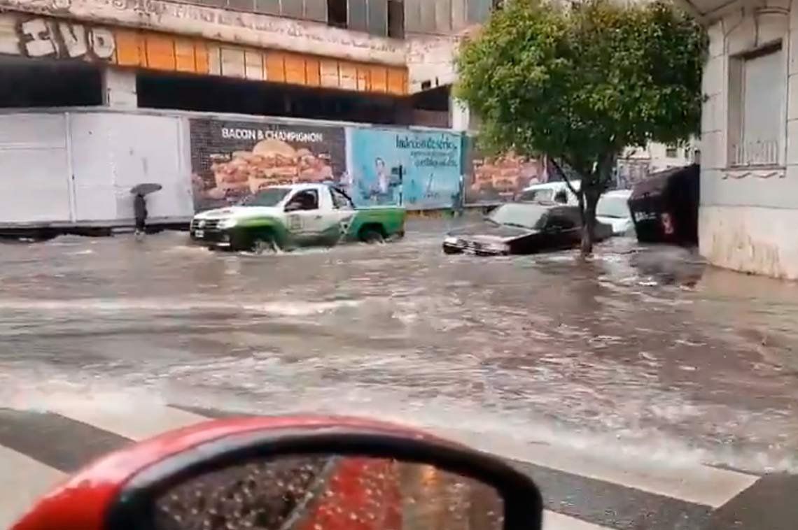 Las intensas lluvias provocaron trastornos en los barrios porteños