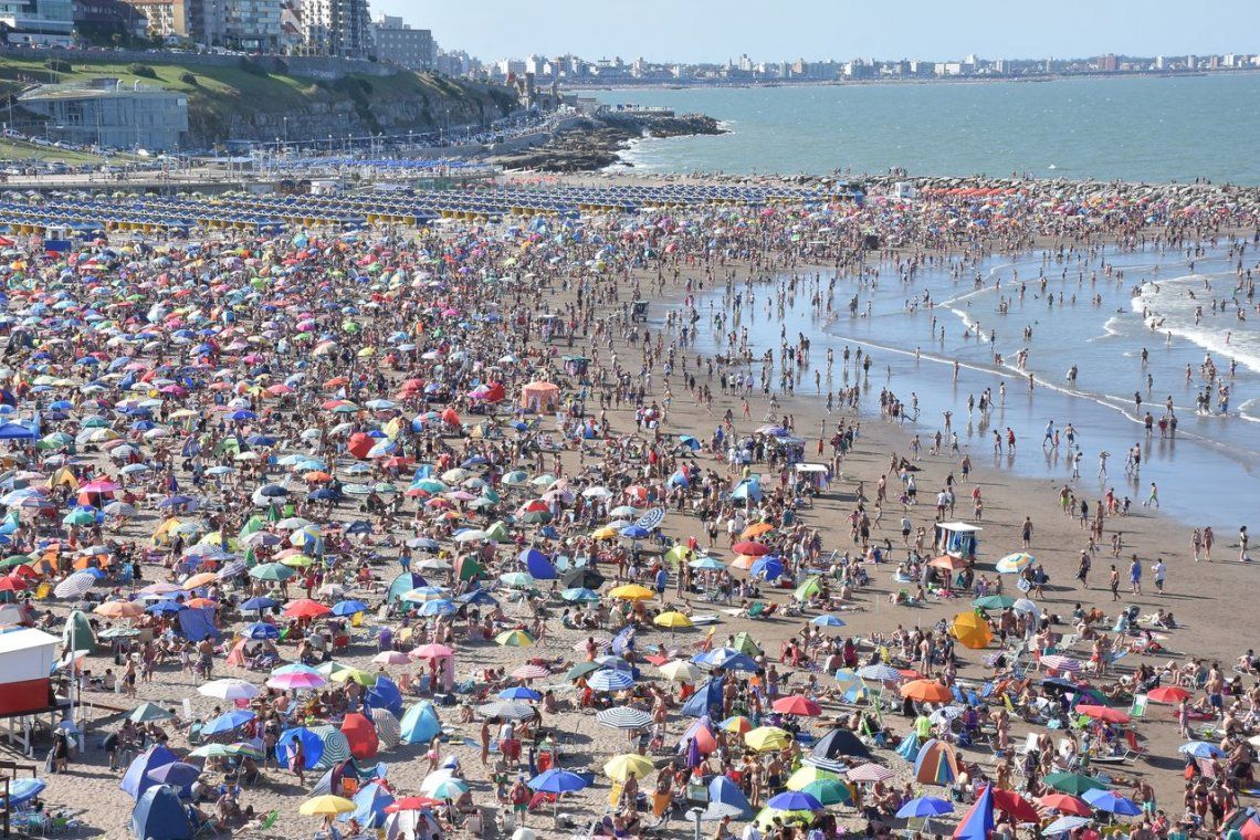 Playas colmadas y varios salvatajes, el paisaje de Mar del Plata