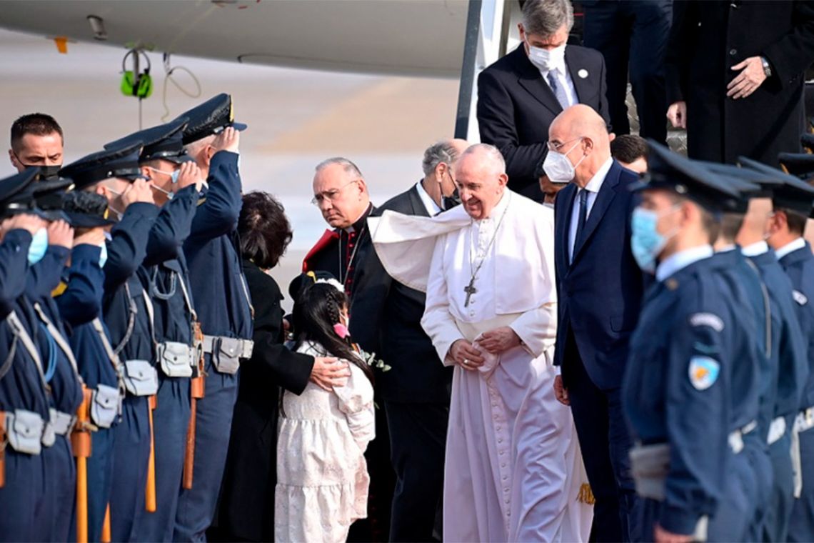 Papa Francisco aterrizó en el aeropuerto de Atenas para cerrar su gira de cinco días por Chipre y Grecia.