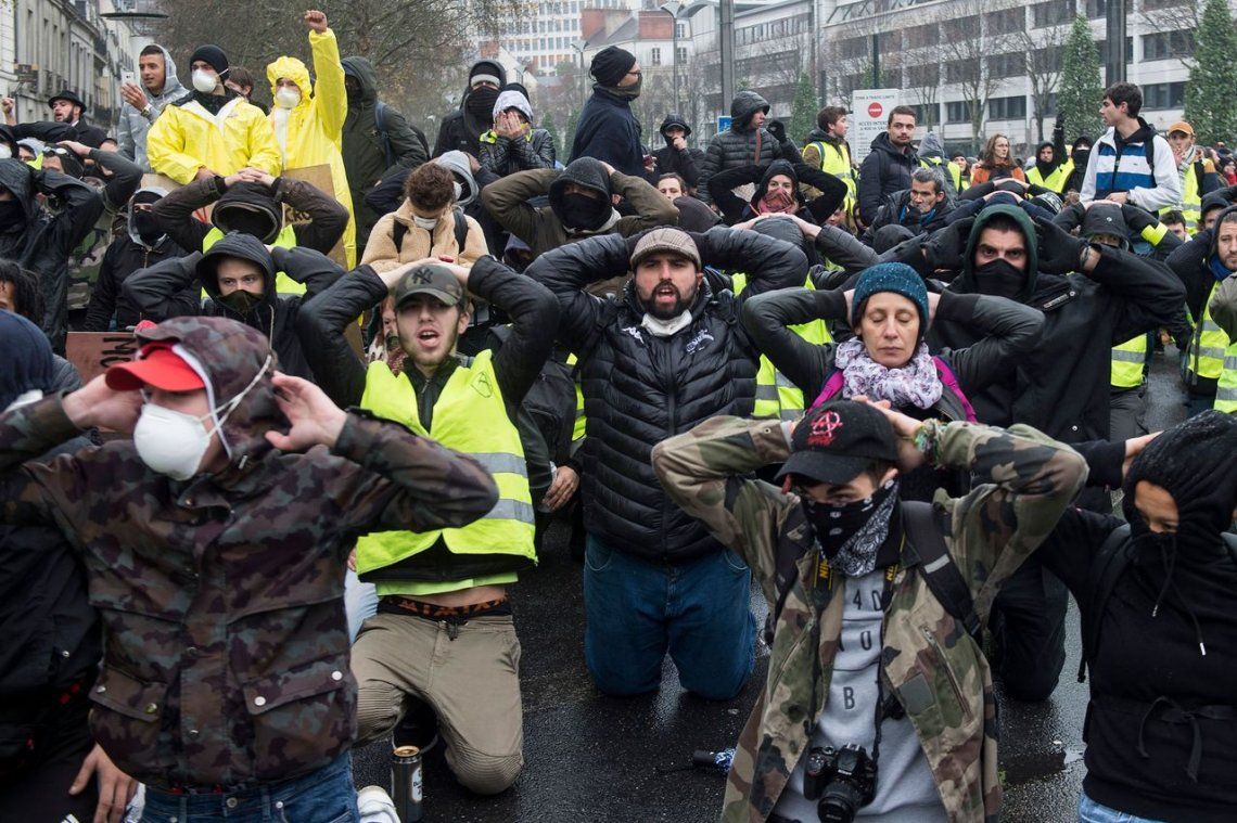 Violencia y casi 1400 detenidos durante protestas de chalecos amarillos en Francia